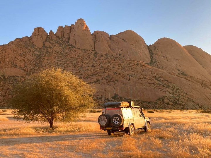 4x4 au pied des rochers en Namibie