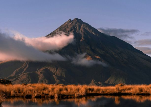 Volcan néo-zélandais dans les nuages