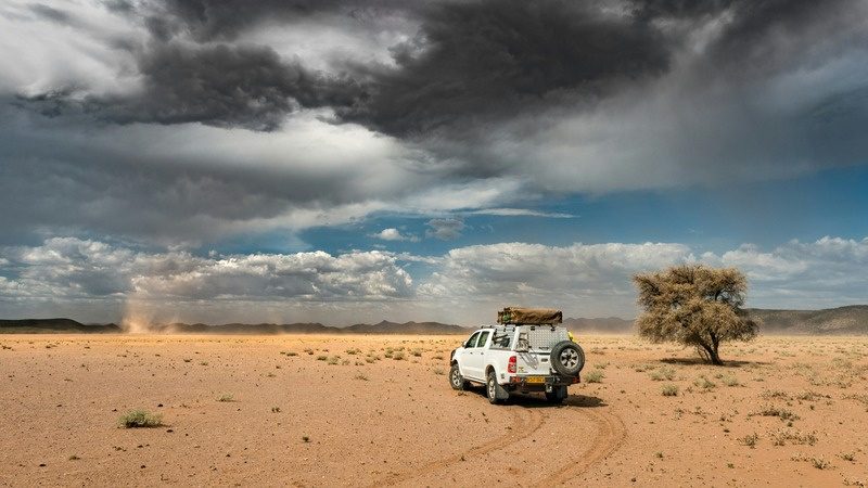 4x4 sur une piste dans le désert namibien